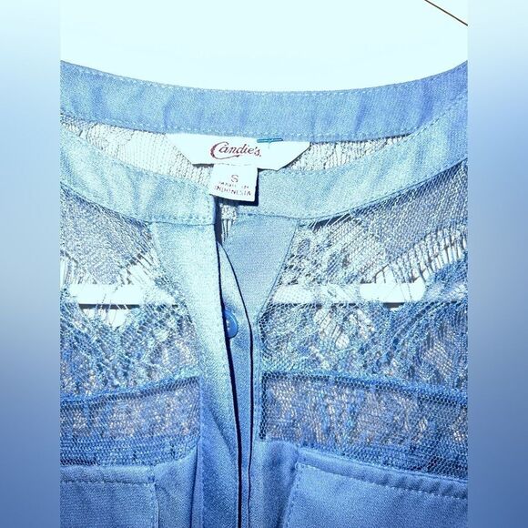 ❄️ CANDIES BLUE LIGHTWEIGHT SHEER TOP WITH LACE PANELS- SIZE SMALL - Picture 3 of 7